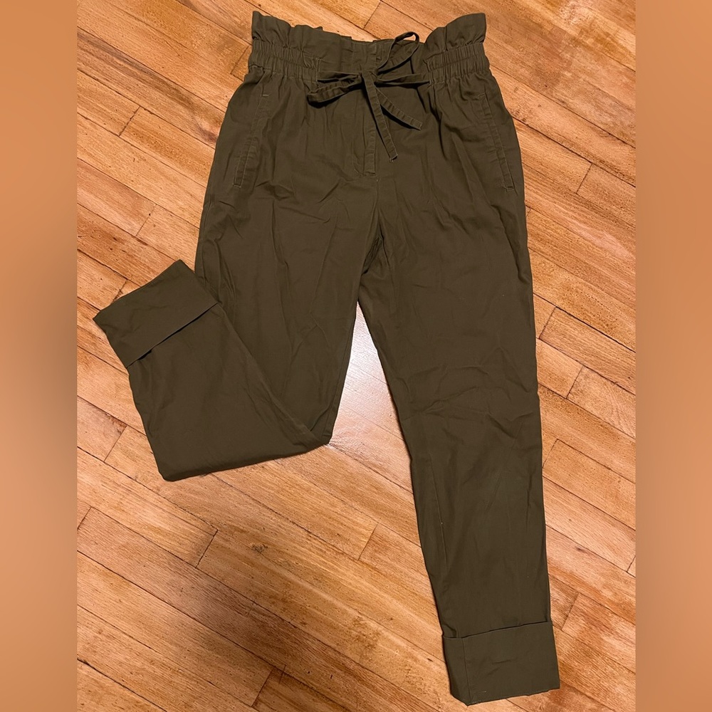 Cute khaki pants with zip up and draw string to tie into a bow. Size medium.